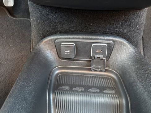 Used 2017 Chrysler Pacifica Limited w/ UConnect Theater Package image 23