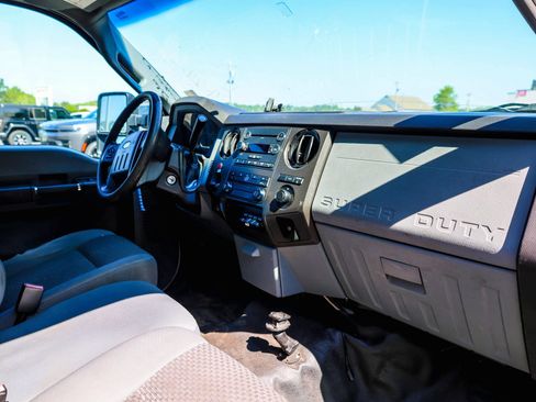 Used 2015 Ford F550 2WD Regular Cab Super Duty image 15