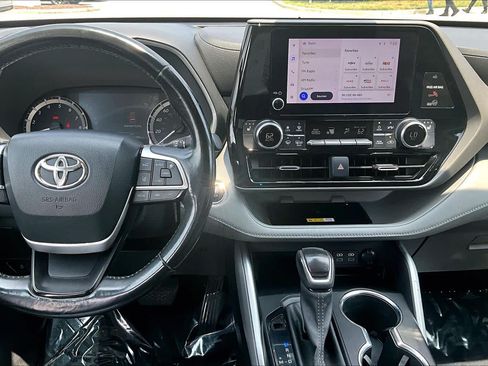Used 2023 Toyota Highlander XLE AWD/4WD image 25