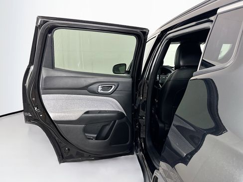 Used 2024 Jeep Compass Latitude image 25