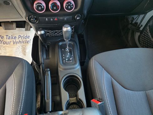 Used 2014 Jeep Wrangler Unlimited Sahara w/ Connectivity Group AWD/4WD image 15