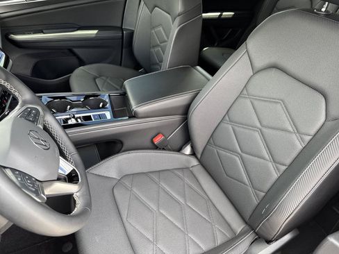 Used 2024 Volkswagen Atlas Cross Sport SE w/ Panoramic Sunroof Package FWD image 11