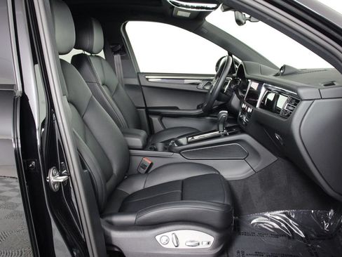 Certified 2026 Porsche Macan AWD/4WD image 31