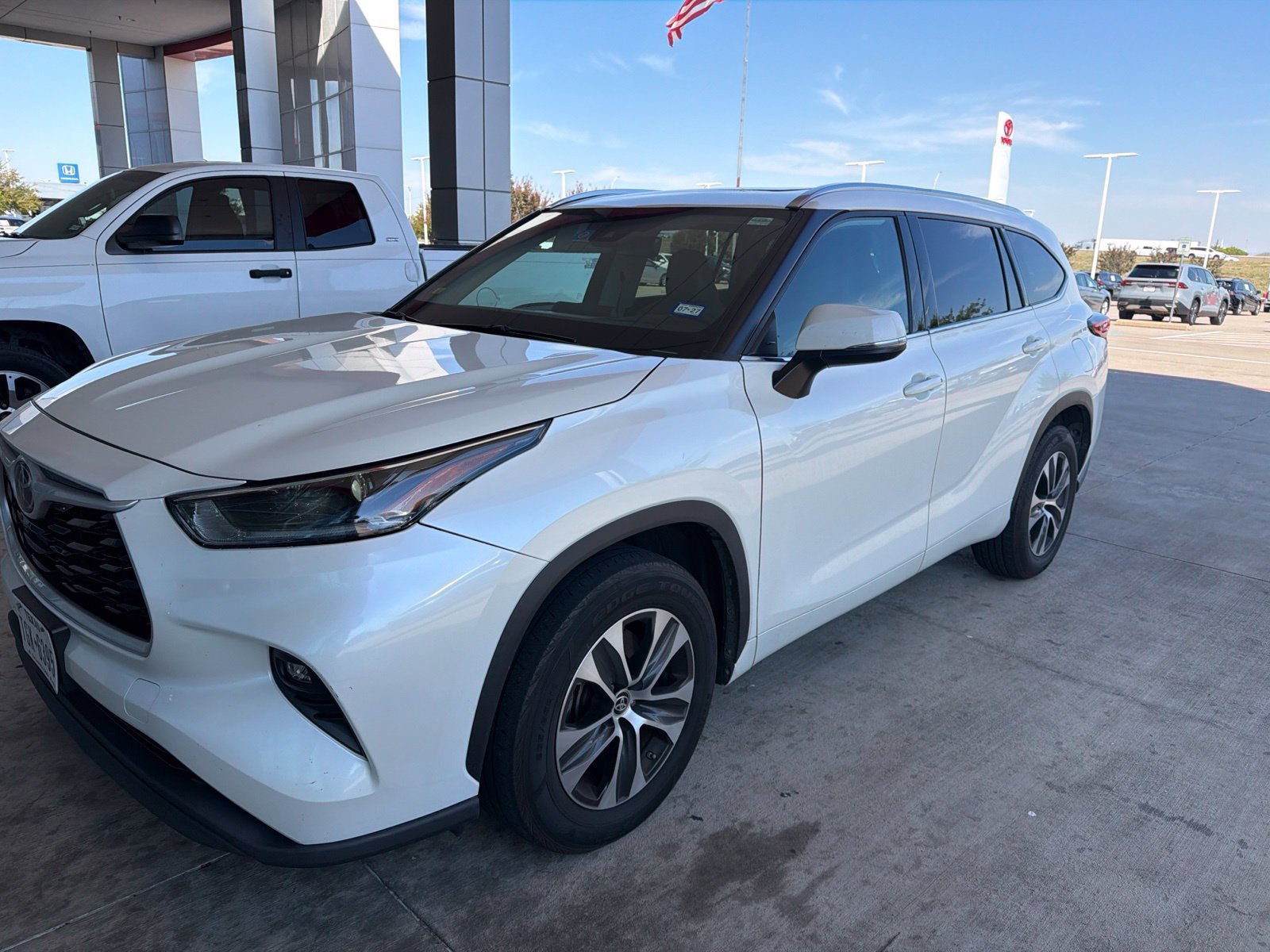 Used 2021 Toyota Highlander XLE FWD image 1