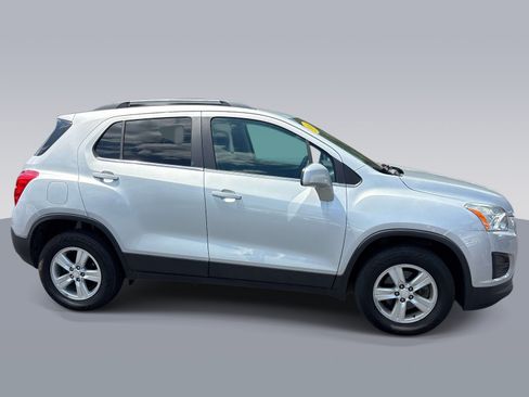 Used 2016 Chevrolet Trax LT w/ LT Convenience Package AWD/4WD image 2
