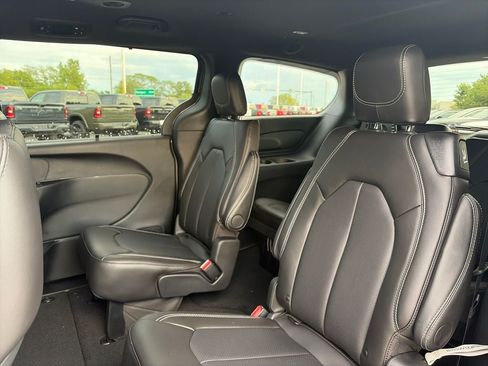 New 2027 Chrysler Pacifica Select FWD image 37