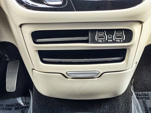 Used 2022 Chrysler Voyager LX image 32