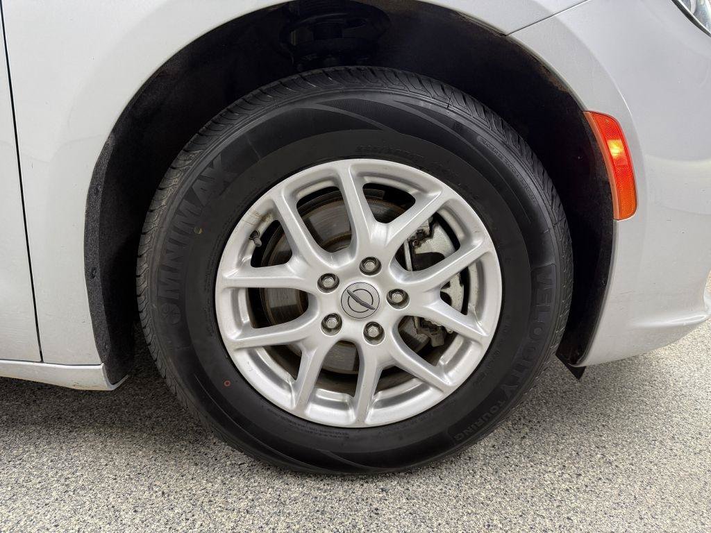 Used 2023 Chrysler Pacifica Touring-L FWD image 44