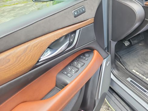 Used 2018 Cadillac Escalade Luxury AWD/4WD image 21