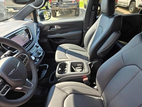 New 2026 Chrysler Pacifica Select image 10