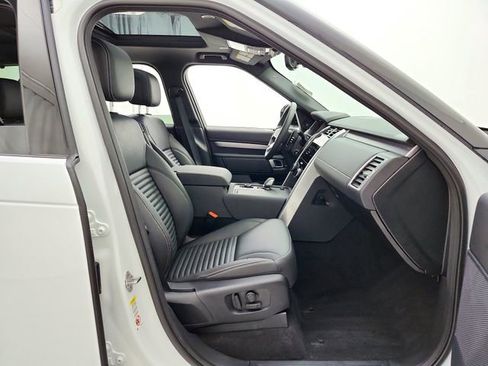 Used 2025 Land Rover Discovery Dynamic SE AWD/4WD image 18