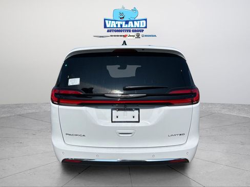 New 2026 Chrysler Pacifica Limited FWD image 4