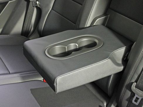 Used 2025 Porsche Cayenne image 33