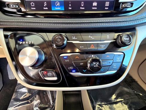 Used 2024 Chrysler Pacifica Select image 15