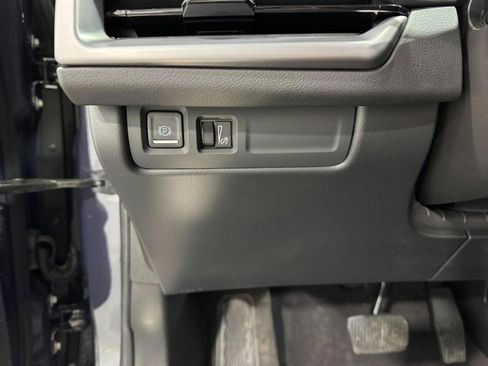 Used 2025 Cadillac XT4 Premium Luxury image 29