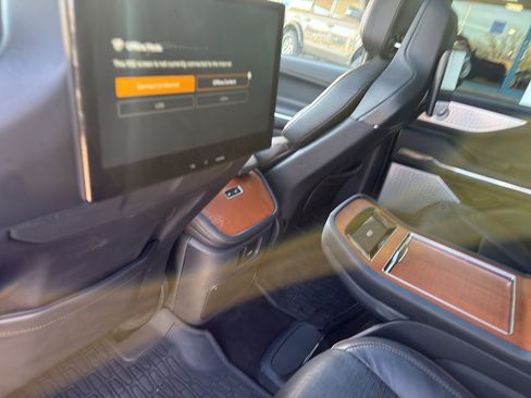 Used 2025 Lincoln Navigator Black Label image 12