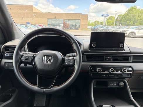 Used 2025 Honda Pilot Sport image 13