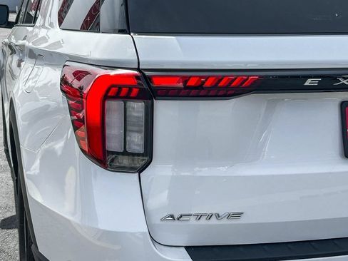 Used 2025 Ford Explorer Active RWD image 10