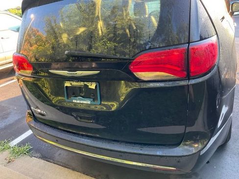 Used 2018 Chrysler Pacifica Touring-L Plus FWD image 7