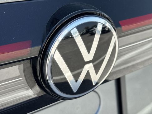 Certified 2025 Volkswagen Taos SE w/ Panoramic Sunroof Package FWD image 18
