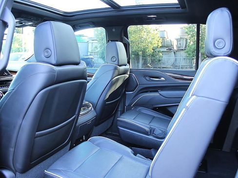 Used 2021 Cadillac Escalade ESV Premium Luxury RWD image 16