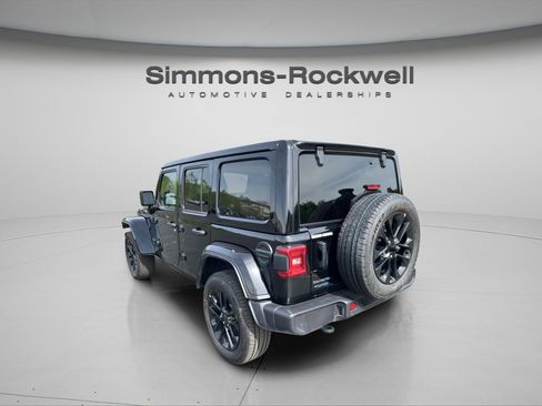 Used 2025 Jeep Wrangler Unlimited Sahara w/ Safety Group AWD/4WD image 3