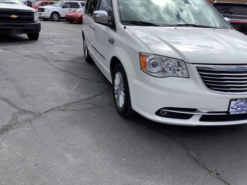 Used 2012 Chrysler Town & Country Limited image 7