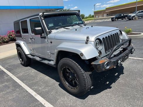 Used 2012 Jeep Wrangler Unlimited Sahara w/ Connectivity Group AWD/4WD image 3