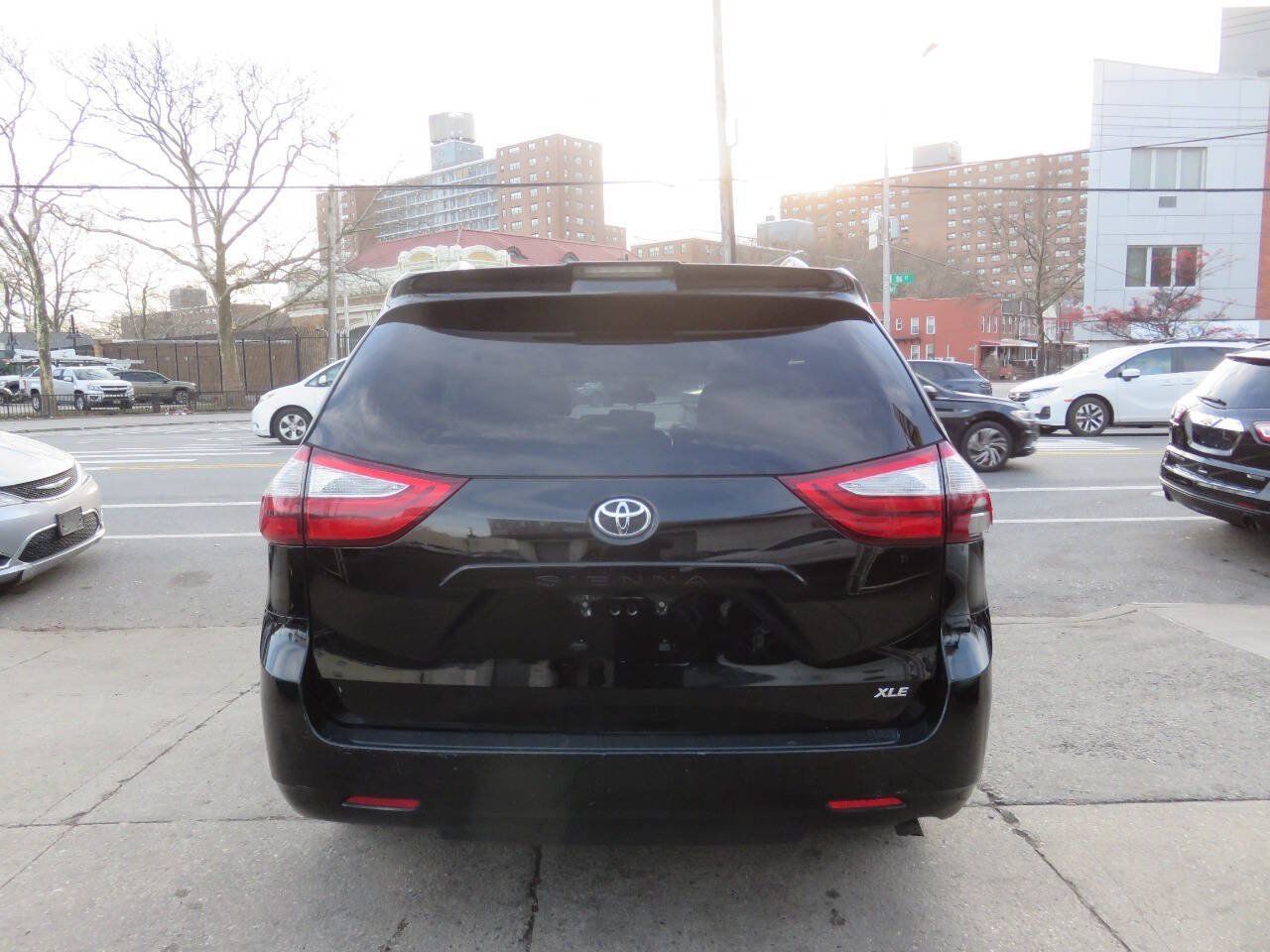 Used 2019 Toyota Sienna XLE FWD image 8