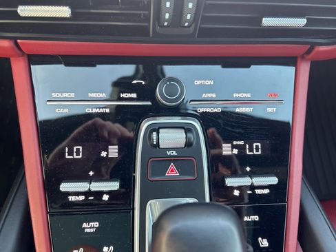 Used 2023 Porsche Cayenne Platinum Edition image 38