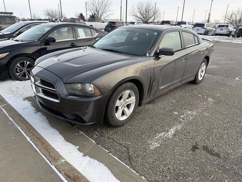 Used 2013 Dodge Charger SE image 2