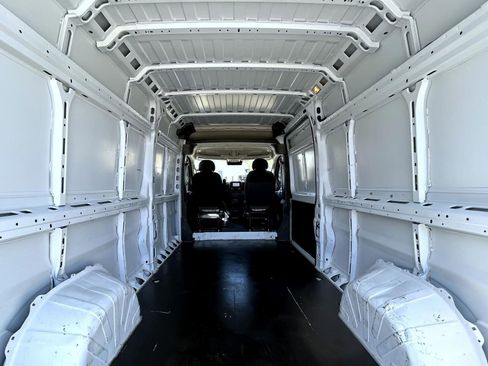 Used 2024 RAM ProMaster 2500 w/ Storage Group FWD image 19