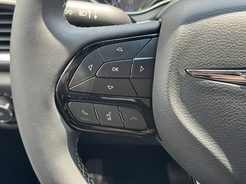 Used 2025 Chrysler Pacifica Limited FWD image 22