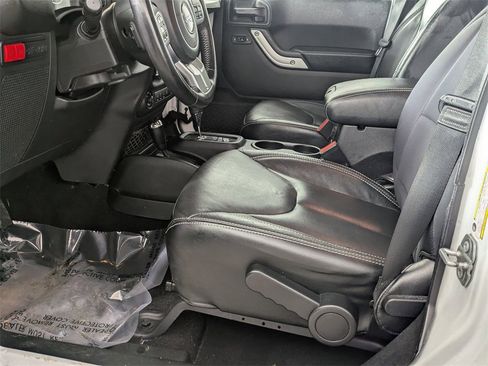 Used 2017 Jeep Wrangler Unlimited Rubicon image 12