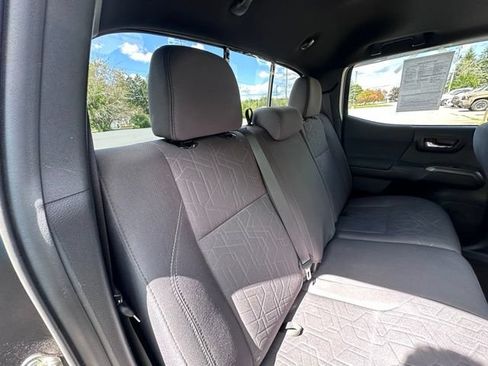 Used 2017 Toyota Tacoma TRD Off-Road w/ Premium & Technology Package AWD/4WD image 9