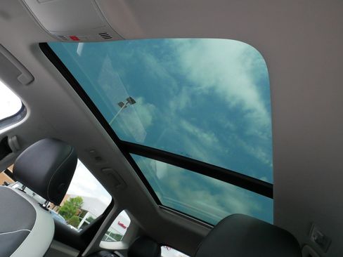 Certified 2025 Volkswagen Taos SE w/ Panoramic Sunroof Package AWD/4WD image 34