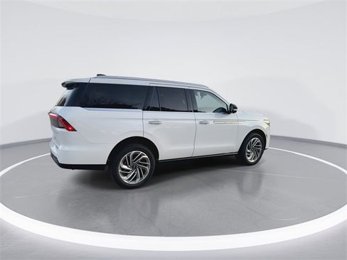 New 2025 Lincoln Navigator Reserve image 8