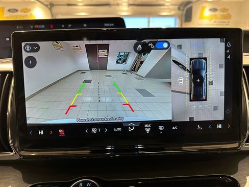 Used 2025 Ford Expedition Platinum w/ Driver's Package image 5