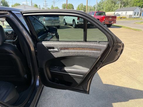 Used 2019 Chrysler 300 Limited AWD/4WD image 15