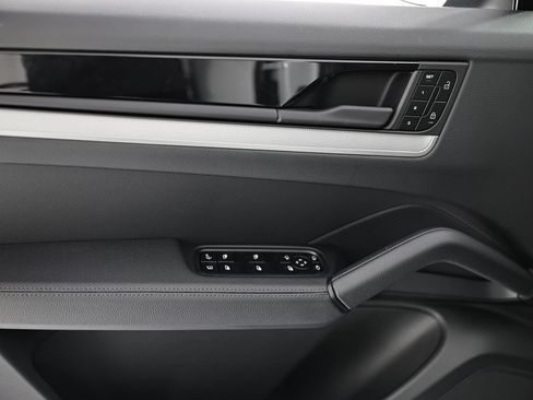 Certified 2025 Porsche Cayenne S AWD/4WD image 19