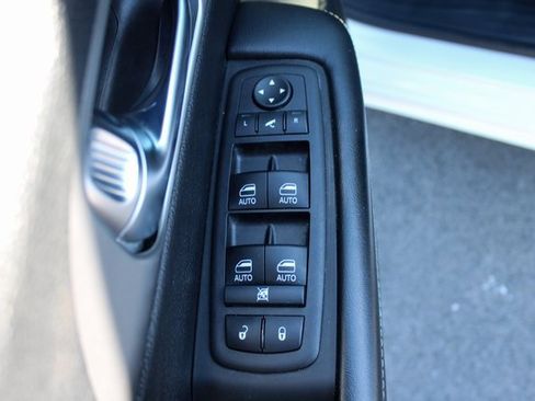 Used 2023 Chrysler Pacifica Limited w/ S Appearance Package image 11