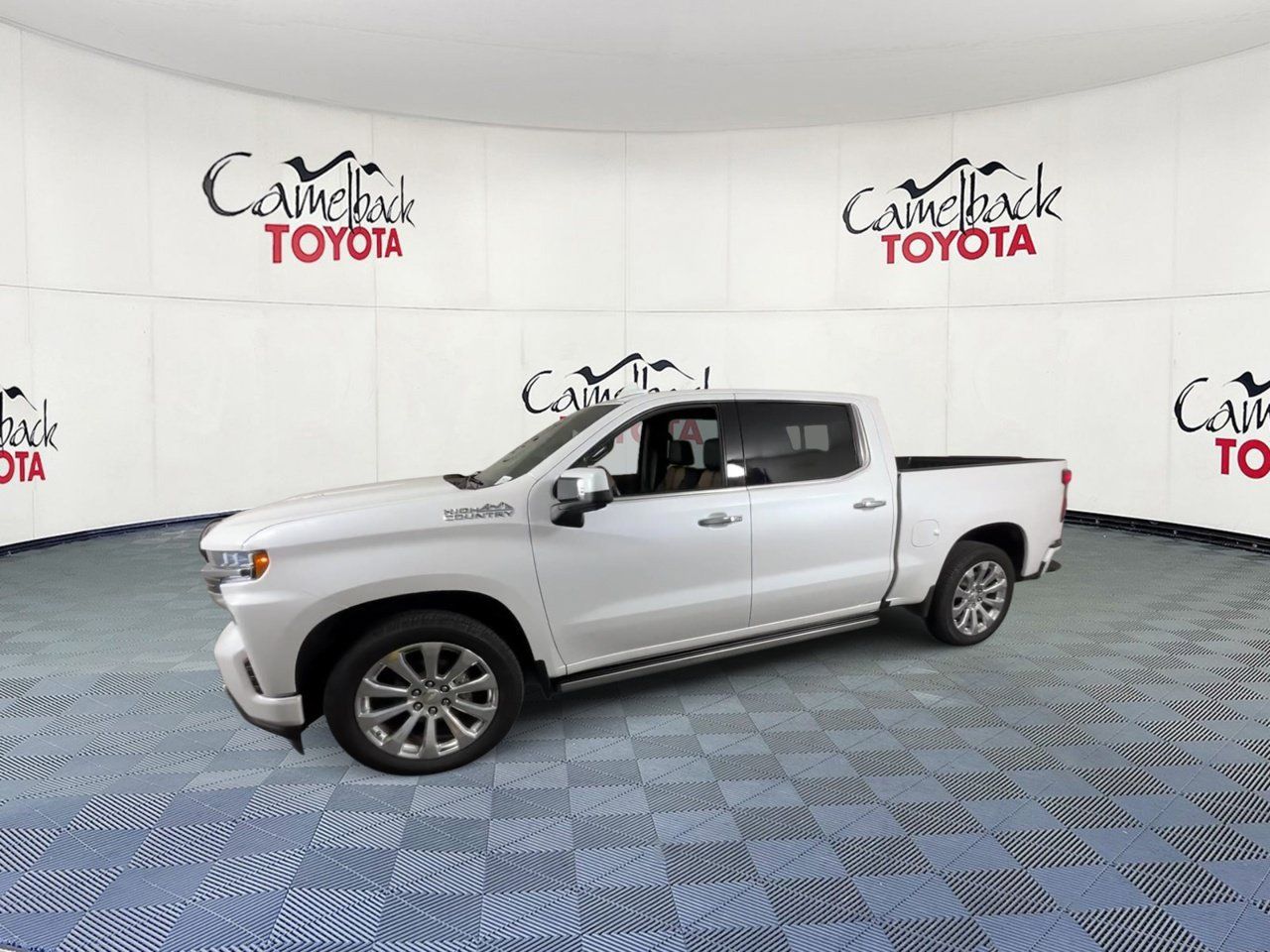 Used 2019 Chevrolet Silverado 1500 High Country w/ Technology Package AWD/4WD image 7