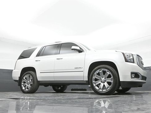 Used 2017 GMC Yukon Denali w/ Open Road Package AWD/4WD image 32