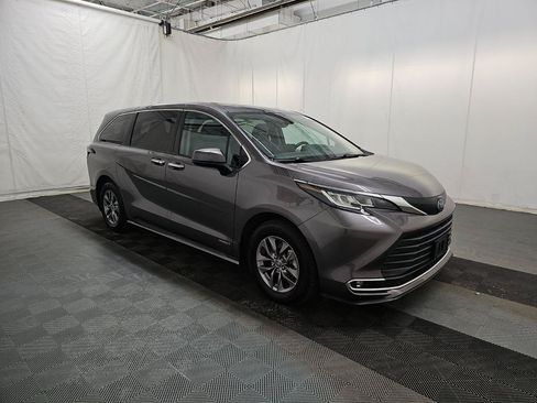 Used 2021 Toyota Sienna XLE FWD image 7