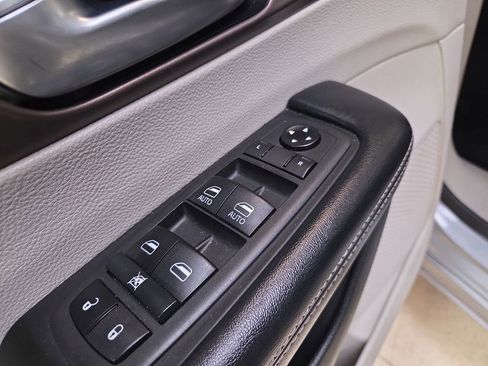 Used 2021 Chrysler Voyager Lxi image 12