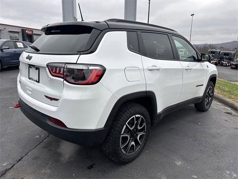 Used 2024 Jeep Compass Trailhawk image 4