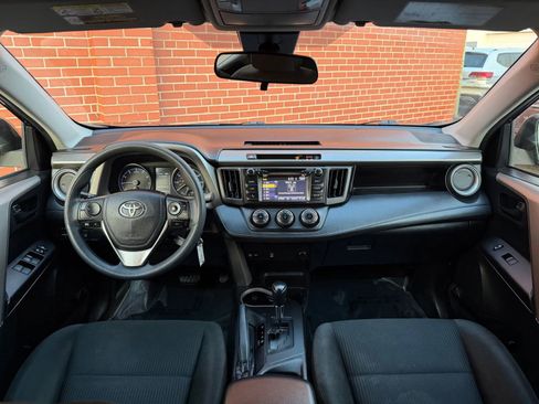 Used 2018 Toyota RAV4 LE image 9