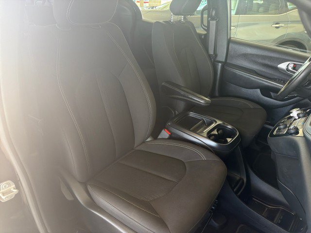 Used 2023 Chrysler Pacifica Touring FWD image 25