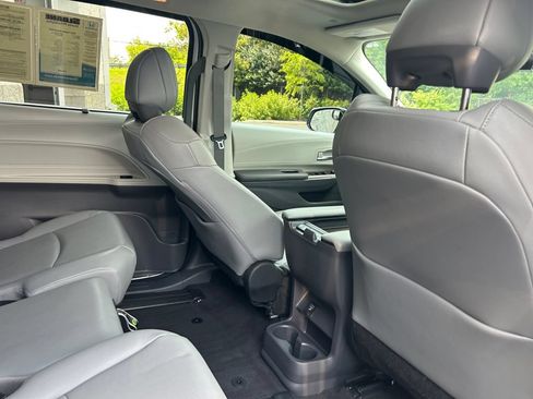 Used 2022 Toyota Sienna XLE w/ XLE Plus Package FWD image 21