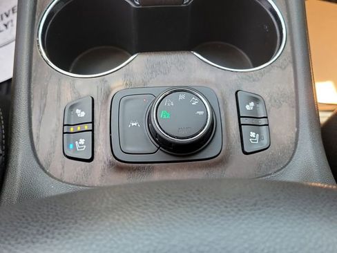 Used 2021 GMC Acadia Denali w/ Denali Ultimate Package AWD/4WD image 30